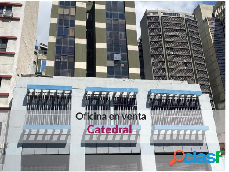 Venta Oficina en Catedral con algunos muebles empotrados