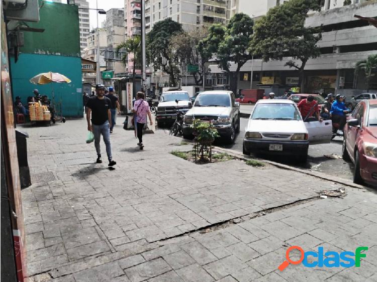 Venta de Local Comercial en Av. Fuerzas Armadas a pie de