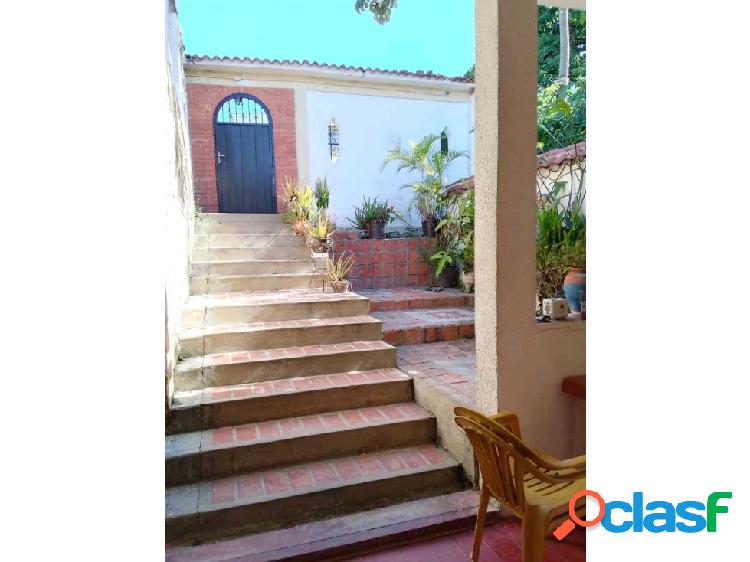 Venta de Quinta Bifamiliar en La Trinidad 7H/7B/2PE,