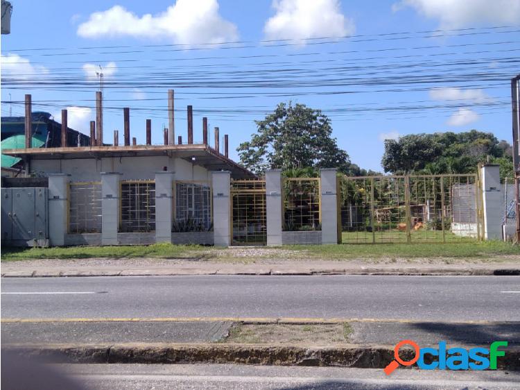 Venta de terreno con locales comerciales-San