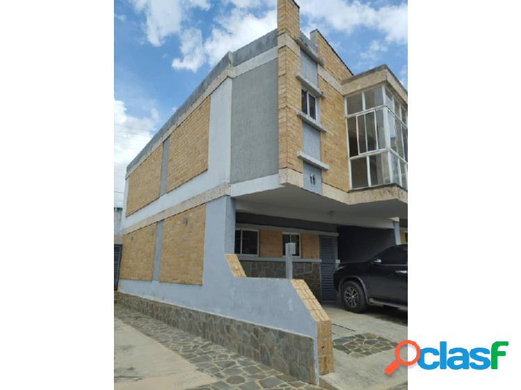 vende Townhouse, en Obra gris. Urb. Colinas de Guataparo