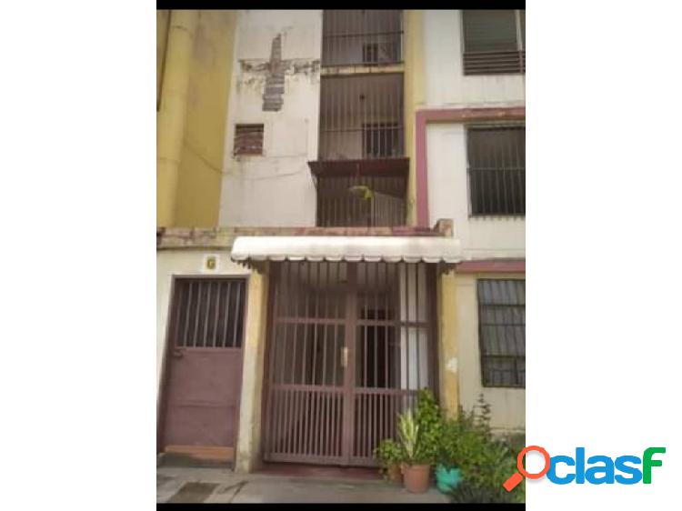 venta de apartamento semi amoblado en Urb. Villa Real, Flor