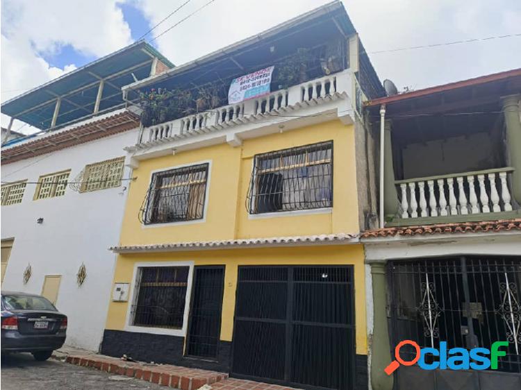 Casa en La Mata a dos cuadras de La Redoma de Los Teques