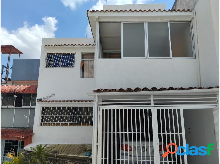 Casa en venta, Urb. Anauco, San Bernardino, tres niveles