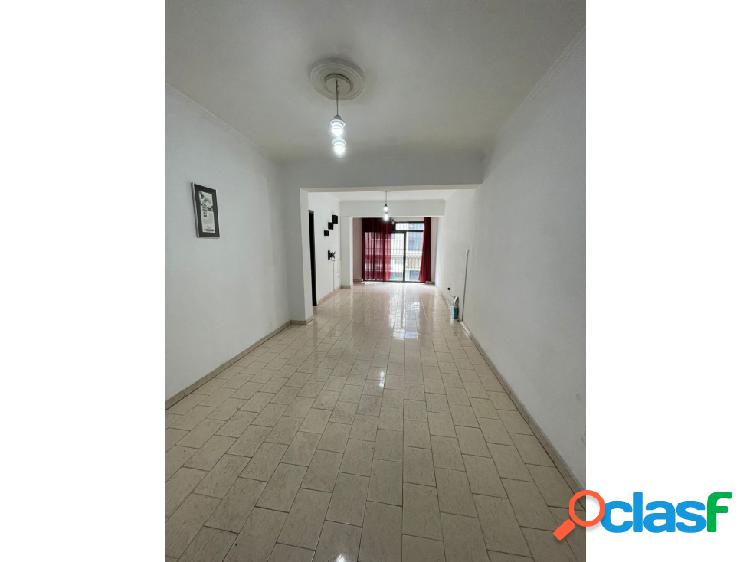 Se vende apartamento 70m2 Chacao 0689