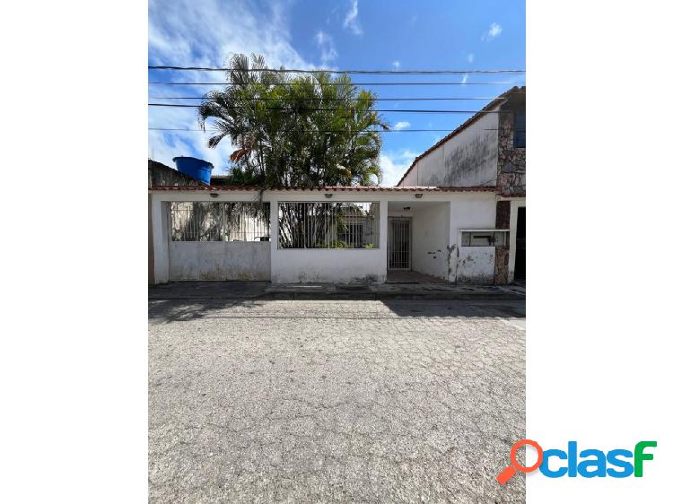 Se vende casa 60m2. 2H/1B/3P Guatire, Castillejo.