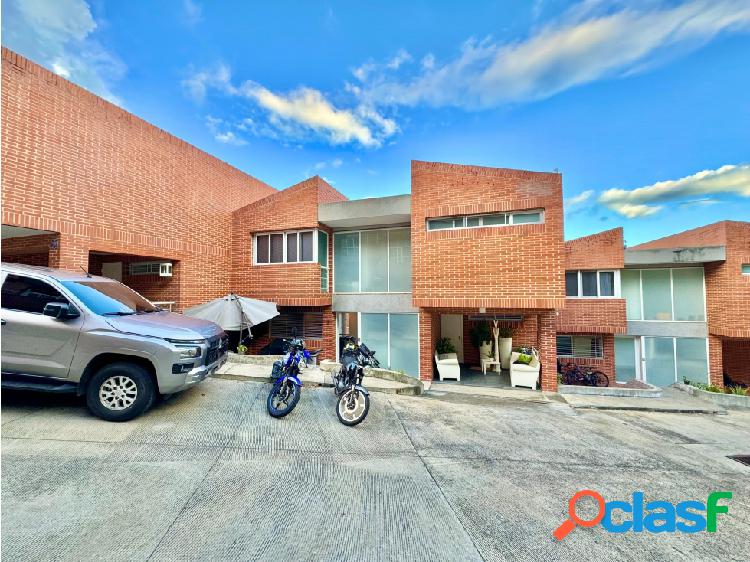 Se vende Townhouse 315m² 3h+s/ 4b/ 4e Lomas Linda