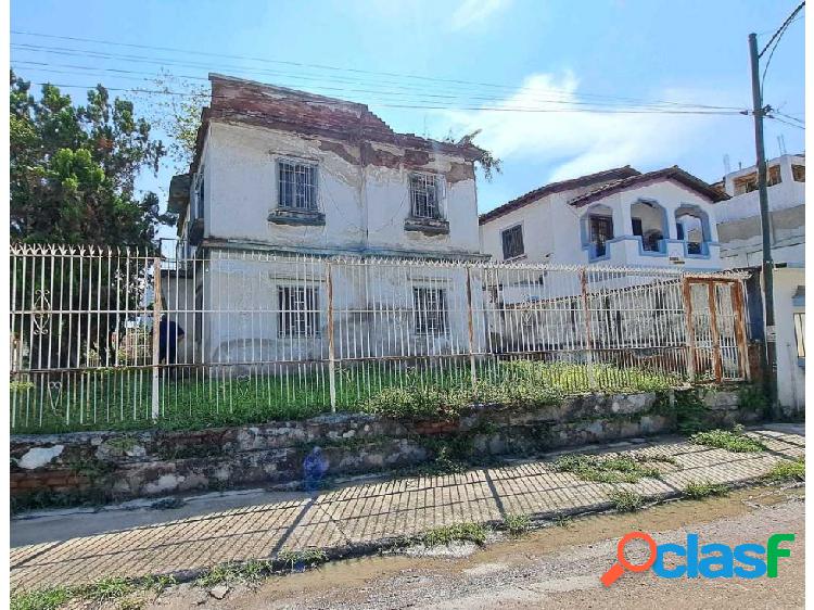 Se vende casa en las Fuentes del Paraiso en esquina zona