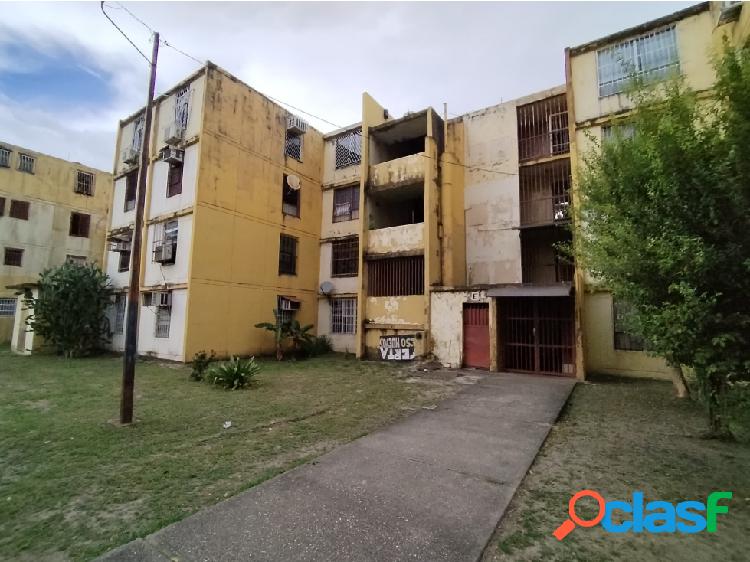 APARTAMENTO EN FLOR AMARILLO, VALENCIA. URB VILLA REAL.