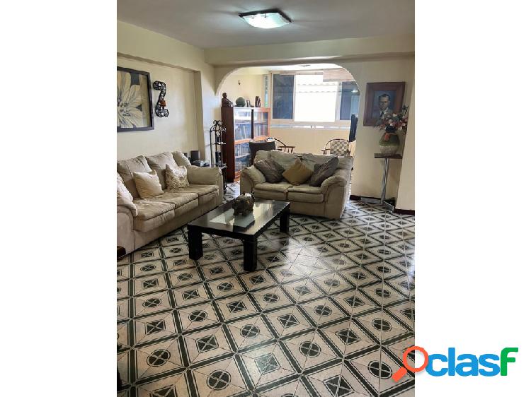 APARTAMENTO EN MACARACUAY (CALLE CHUAO)