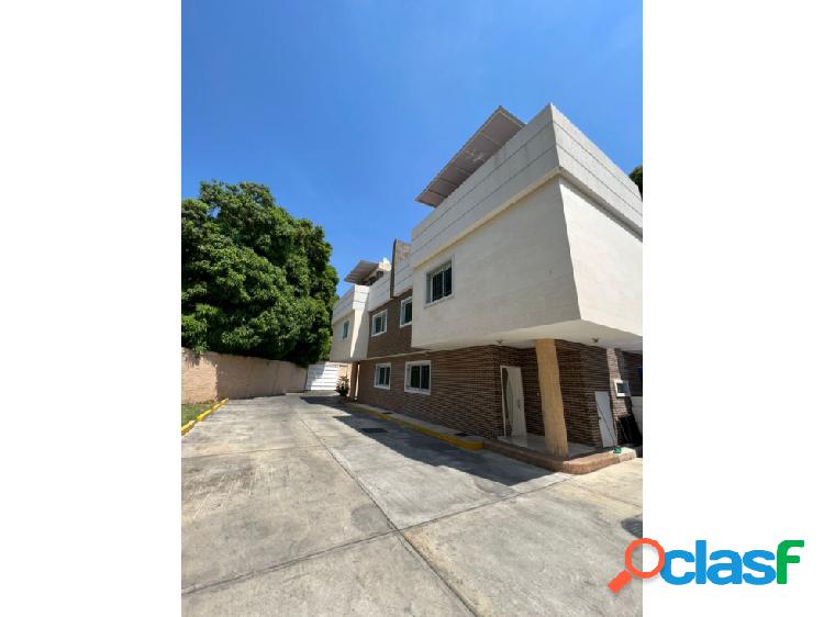 En Alquiler Exclusivo Townhouse Ubicado en Urb. La Arboleda