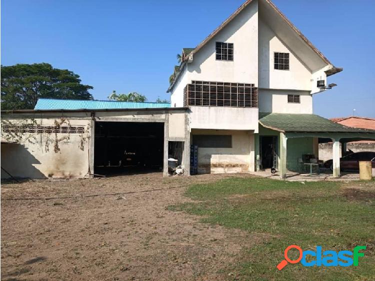 En Venta Extenso Terreno con Casa Familiar en la Cumaca