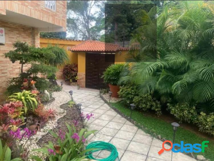 En venta casa 738m2 3h/4b/7p La Lagunita 8574