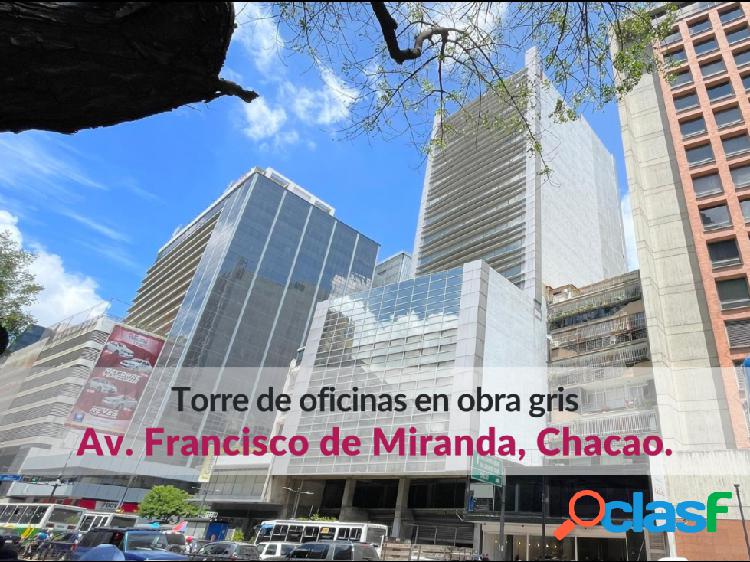 Torre de oficinas y comercio en obra gris ubicada en Chacao