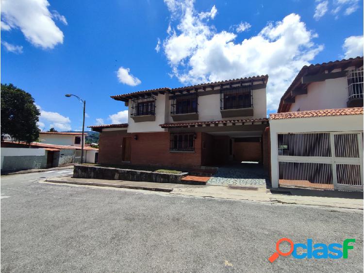 Comoda Quinta en esquina de calle, en Urbanización Santa