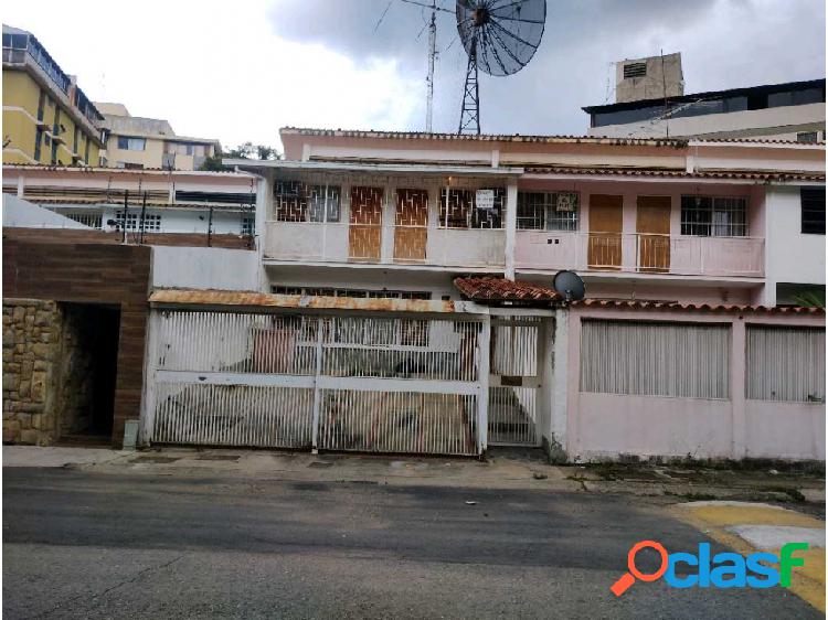 Cumbres de Curumo en venta Casa para actualizar. Excelente