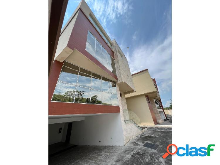 En Venta Townhouse en la urb. La Floresta/Mcy.