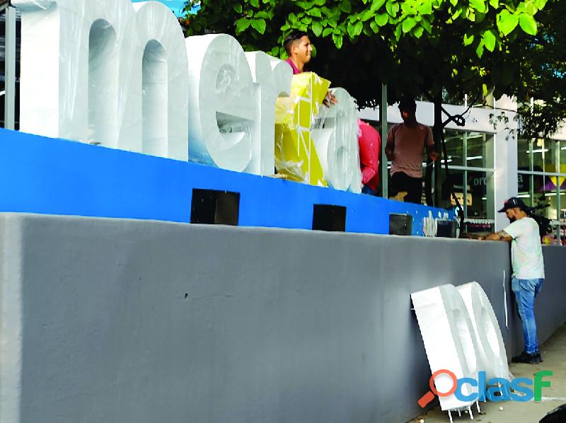 Letras super grandes para parques o entradas de ciudades