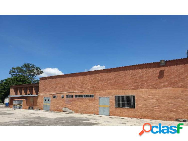 SE VENDE LOCAL EN LA AVENIDA 4 DE MAYO CON GRAN TERRENO